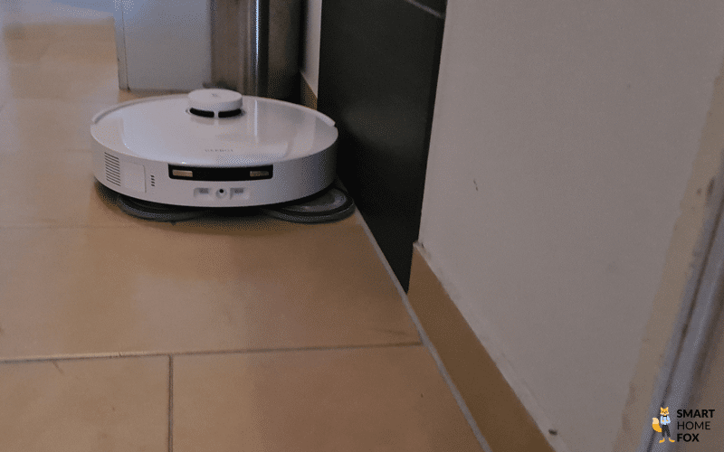 Der Ecovacs Deebot T30 Pro OMNI wischt nahtlos entlang der Leisten.